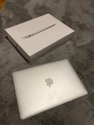 MacBook Air silver med laddare & box - Kollar intresset för en MacBook 2017/18 som används snålt till endast YouTube och nätsurf. Inga skador. Skärm, tangent o laddare funkar som det ska 💯