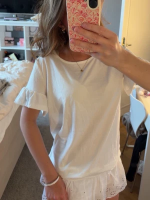 Jätte fin T-shirt med volang -  Säljer en jättefin t-shirt med volang köpt i Frankrike