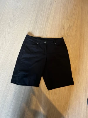 Abacus golf shorts - Säljer Abacus golf short i storlek S. Shortsen är använda max 5 gånger och är i väldigt bra skick. 