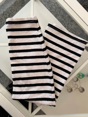Randiga maxi kjol från Gina Tricot - Säljer en kjol från Gina Tricot i storlek S. De har svartvita horisontella ränder och är gjorda i ett stretchigt material. Perfekta för en chill och avslappnad stil. Supersköna och perfekt för resor att bara slänga över bikini 