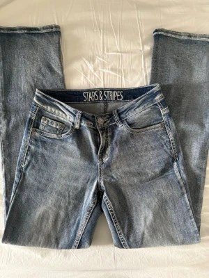 Stars & stripes jeans - Ett par nästan helt oanvända lågmidjade jeans från märket Stars & Stripes i storlek 28. Modell Lexi. Skriv vid fler frågor💕