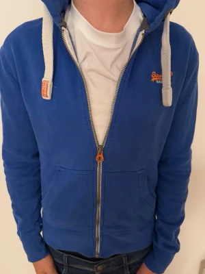 Superdry ziphoodie - Säljer en zip hoodie från superdry i storlek S/M. Hör av er vid funderingar!