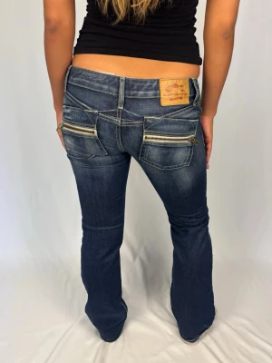 Lågmidjade Jeans - Lågmidjade Fornarina Jeans | Size: 28 | Fint skick, inga defekter | Modellen på bilderna är 168cm lång och väger 60kg | Mått: Ytterbenslängd: 100cm. Midjebredd: 40cm. Lårbredd: 27cm. Fotöppning: 20cm. Kontakta mig vid fler frågor eller funderingar!