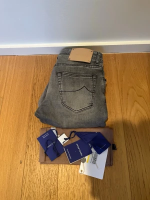 Jacob Cohen Nick | 28 - Säljer ett par Jacob Cohen jeans i mycket bra använt skick. | Storlek: 28. | Modell: Nick | Tillbehör: Alla tillbehör ingår. | Hör av dig vid frågor eller funderingar |