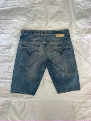 Jeansshorts Levi’s - Denna vara kommer att auktioneras ut på på Humana x Plick Live den 8 juni klockan 19:30