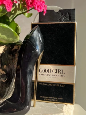 Good Girl parfym från Carolina Herrera - Good Girl från Carolina Herrera är en ikonisk parfym i en elegant flaska formad som en högklackad sko. Flaskan är svart med gulddetaljer och rymmer 80 ml Eau de Parfum. Doften är djup och sensuell, perfekt för dig som vill sticka ut.