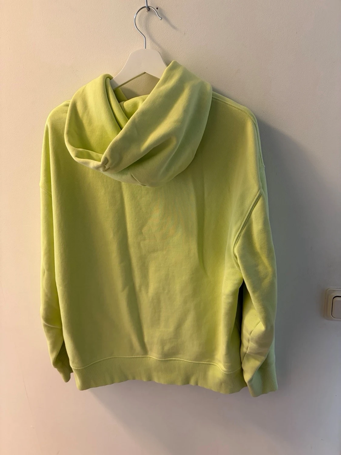 Gul hoodie från Tommy Jeans - 1