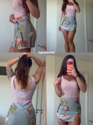 Glittrig kortklänning med paljetter - Bust 89cm Waist 72cm Hip 93cm  Inspirerad av Clio Peppiatt Miami Mini Dress ( 25 000kr ) !  Säljer denna helt fantastiska, unika miniklänning som garanterat kommer att vända blickar! Den är handgjord i Indien ( Liyokki ) med ett otroligt hantverk och fantastisk kvalitet på pärlarbetet. Perfekt för sommarens fester, festivaler eller en utekväll där du vill glänsa lite extra. Klänningen är helt täckt av glittrande paljetter och har ett tvådelat färgblock i ljusrosa och ljusblått. Den