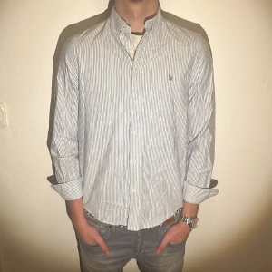 Ralph Lauren skjorta  - Skjorta från Ralph Lauren, Storlek S. Riktigt bra skick, inga defekter, perfekt för sommaren. Nypris 1499kr - Vårat pris : 499kr. Modellen på bilden är 183 och väger 70kg. Hör av er vid frågor!
