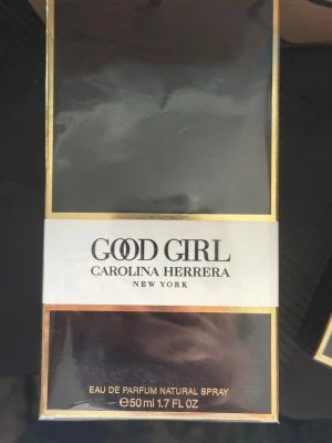 Good Girl parfym 50ml Carolina Herrera - Good Girl Eau de Parfum från Carolina elegant i svart och guld förpackning. Flaskan innehåller 50 ml och har en lyxig design med gulddetaljer. En ikonisk doft som känns både modern och klassisk.