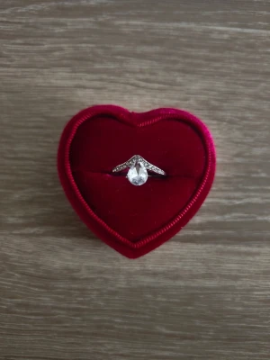 Silverfärgad ring med droppformad sten - ring i storlek 17,3mm, silverfärgad. 