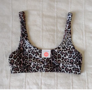 Bikinitopp/bikiniöverdel - Bik Bik Ibiza - leopard - topp - Oanvänd bikinitopp från Bik Bok. Modellen heter Ibiza. Snygg att använda som vanlig topp också. Kostade 149. Kan skickas med 2 frimärken (44 kr).