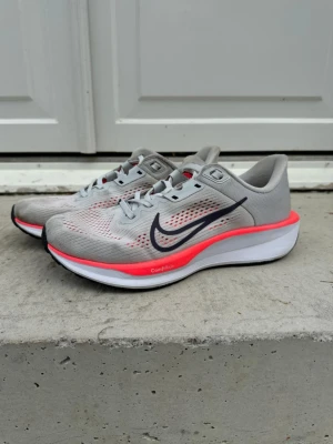 Nike springskor - Nike springskor i fint skick. Dem har några småfläckar men inga hål eller nåt. Dem är sköna på foten och är I stl 40.5. Fråga gärna om ni undrar något. #Nike #springskor #sport #athlete