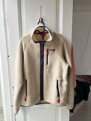 Patagonia långärmad fleece - Säljer nu denna superschyssta Patagonia fleecetröja/jacka! Den är i riktigt bra skick och har inga defekter, fleecematerialet är fluffigt och mjukt, som nytt. Storlek L. Hör av er om ni har frågor eller prisförslag🤙
