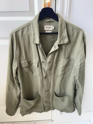 East west overshirt 100% linen - På plick Live 11 Juni 17.00  - East west overshirt 100% linen, sjukt snygg med en schysst passform - lite ostruken när modellen har på sig den 😅, Inga defekter! Modellen i bilderna är 180 cm 75 kg och bär Storlek M , Kom med frågor! 🌟 (Kan gå ned i pris vid köp av paket 😉) 