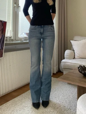 Ljusblå utsvängda Zara jeans med hög midja - Säljer dessa ljusblå utsvängda jeans då dom tyvärr är för stora för mig🤍 Använt några få gånger så i väldigt bra skick!