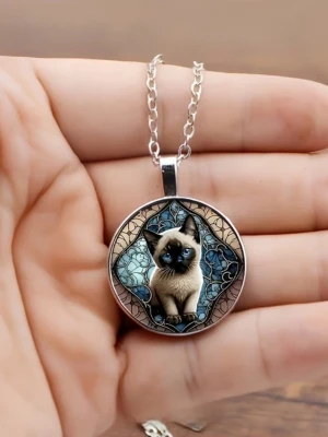 Halsband kattunge - Halsband kattunge ink kedja. Glasöverdrag. Kedja 45 cm + 5 cm. Berlock 3,5 cm hög. Bredd 2,5 cm.