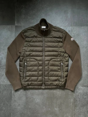 Moncler cardigan khaki  - Tjena, säljer nu denna riktigt snygga och populära Moncler cardiganen i färgen khaki/olivgrön, den är i nyskick, har inte hittat några som helst slitage, 9,8/10 skick, sitter bra på mig som är 180 cm och väger 65 kg, skriv för bild, storlek M, äktehetsbevis finns på bilderna, hör av er vid frågor och funderingar🙌🤝