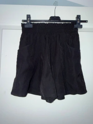 Svarta shorts - Svarta shorts i storlek S, från Pull & Bear 