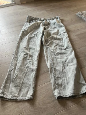 Ljusgrå raka jeans från Perfect Jeans - Säljer ett par ljusgrå jeans från Perfect Jeans i storlek 42. Jeansen har rak passform, klassisk femficksdesign och bälteshällor. Materialet är denim i bomull och färgen är riktigt snyggt ljusgrå. Perfekta till en avslappnad och trendig look.