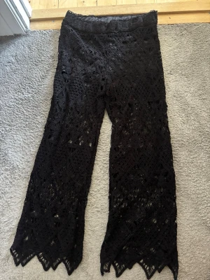 Svarta virkade byxor med inbyggda shorts - Svarta virkade byxor med inbyggda shorts, ankellånga på mig 165cm. Låg/medium i midjan. 