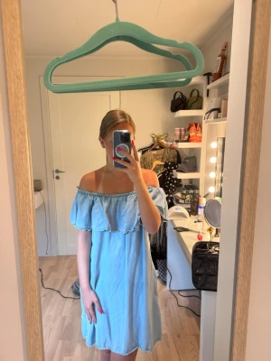 Ljusblå offshoulder klänning Zara - Super söt offshoulder klänning från Zara! Perfekt nu till sommaren! Klänningen har fickor på båda sidorna!