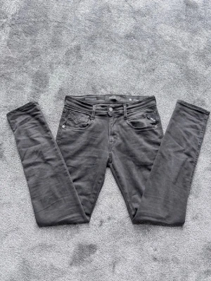 Gråa  jeans från replay - Säljer ett par gråa skinny jeans från replay med klassisk femficksmodell och hög midja. Jeansen har smal passform och stretchigt material som sitter snyggt. Perfekta till en avslappnad streetstyle-look.