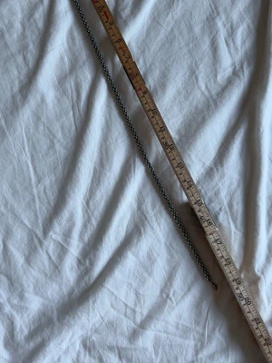 Kedjehalsband i silverfärg - Snyggt halsband i silverfärgad metall med en kedja av små, tätt sammanlänkade länkar som ger ett robust och stilrent intryck. Perfekt för att addera en cool touch till din outfit. Halsbandet har ett klassiskt lås och passar till många olika stilar.