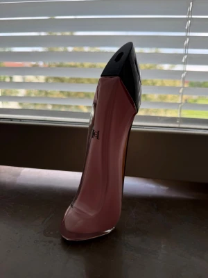 Carolina Herrera Good Girl Eau de Parfum - Parfym från Carolina Herrera som jag fick i födelsedagspresent. Testat den men passar inte mig. Nypris: 1800kr. Det är 90-95% kvar så som ny.