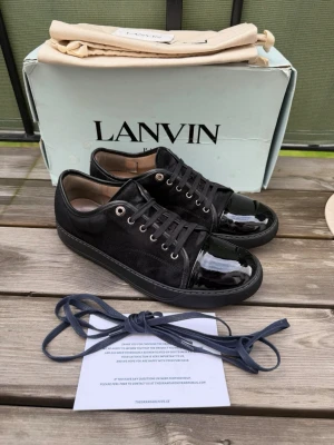 Lanvin - Lanvin dbb1 patent cap toe i svart | storlek 8 eu42 sitter som 43-44 | väldigt bra skick som på bilder | äktighetsbevis finns (bild 7) | bara skor och äktighetsbevis medföljer | pris går att vid snabb och enkel affär |