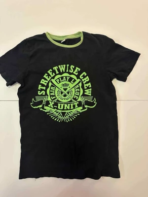 Svart Tshirt med grönt tryck strl 116/122 - Litet slitage längst ner - se bild  Bonprix Tröja Barn Sommar