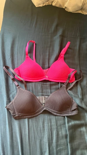 Två bhar i rosa och brun - Säljer två bhar med justerbara axelband och vanligt spänne bak, se bilder. Perfekta för dig som vill ha bekväma och snygga underkläder. 1 för 25, 2 för 35