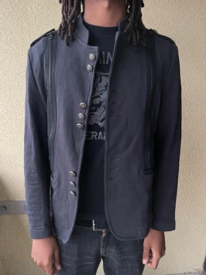 Napoleon jacket size M - En size L (Passar M) Napoleon jacket från en sample av ett italienskt märke. Han på bilden är ca 182 och bär M. Otroligt snygg jacka 