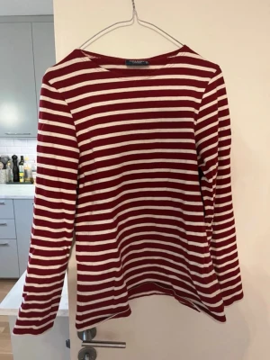 Saint James randig long sleeve  - En jättesnygg randig sommar longsleeve från saint James i vit och röd. Storlek : passar S. Inga defekter 