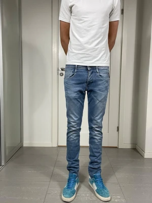 Replay Anbass Hyperflex Jeans  - Säljer nu dessa Replay Anbass Hyperflex Jeans, W29 o L32 med mått på ca 37 o 104 cm. skriv för fler bilder/frågor🙌🏼