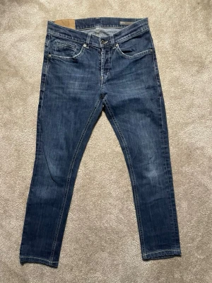 Dondup George  - Hej! Säljer nu dessa Dondup jeansen i modellen George. Jeansen är i mycket fint skick. Storleken är 30 Bara att skriva vid frågor. 