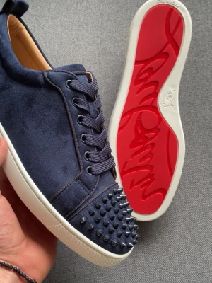 Mörkblåa Loubs med spik - Säljer ett par riktigt schyssta loubs med spikar för 1699 kr💯💫 Bara att höra av sig vid funderingar, pris diskuteras vid snabb affär 🥂