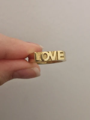 Edblad Love ring stl S (16,8) - Använd två gånger. Nypris 399kr. Har en repa inuti som var där när jag fick den.