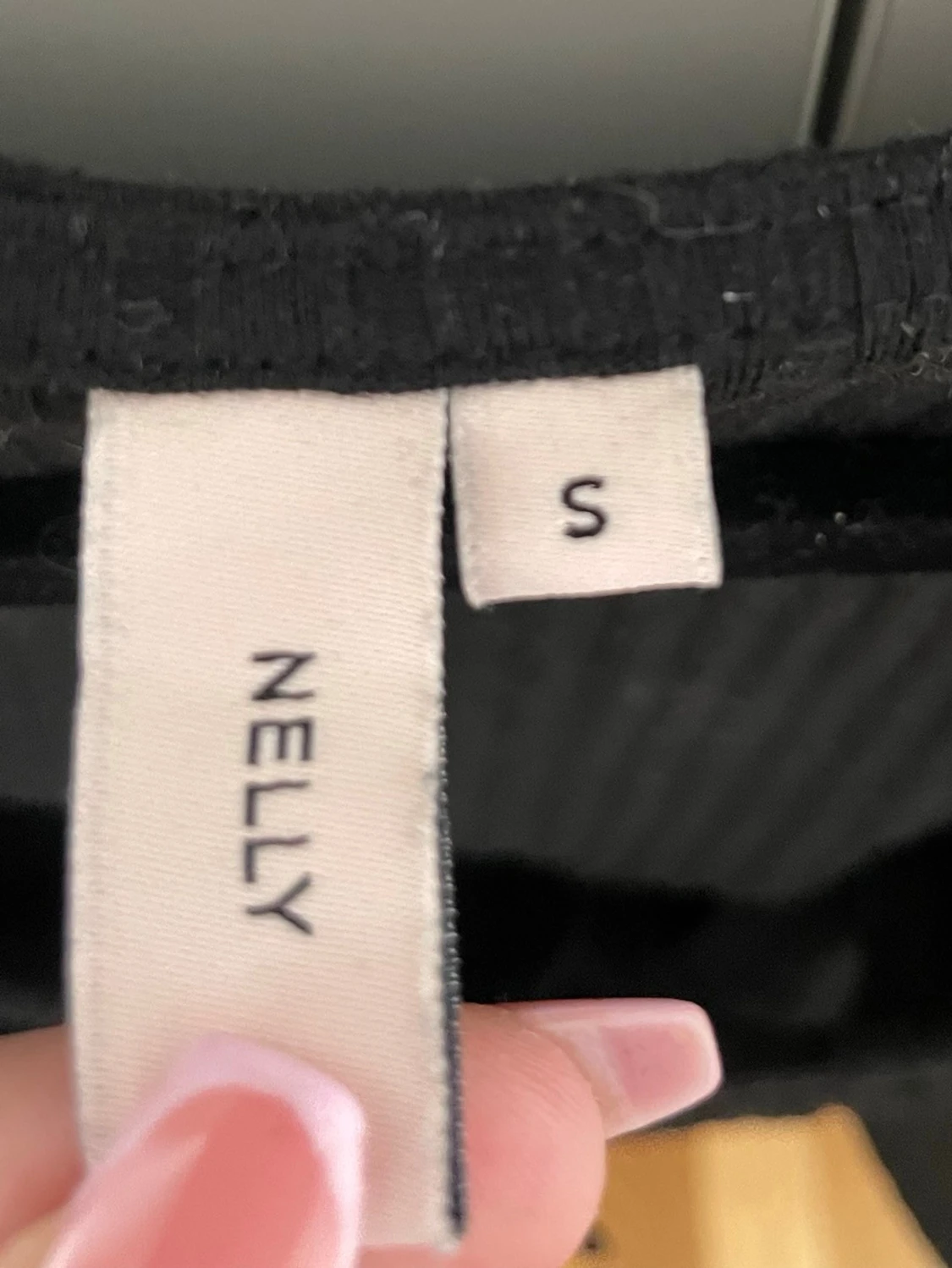 Svart croppad topp från Nelly - 1