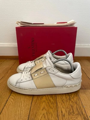 Valentino open sneakers  - Säljer nu dessa fina valentino skor | Storlek 39,5 | Kommer med box,dustbag,extra snören och äkthetsbevis | Hör gärna av er vid frågor eller funderingar 