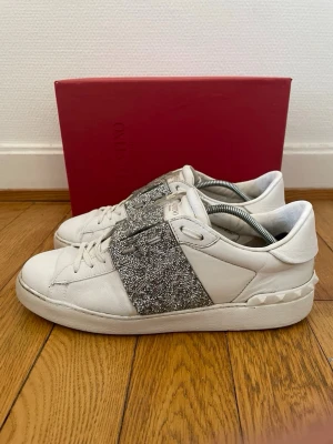 Valentino open sneakers  - Säljer nu dessa fina limiterade valentino skor | Detta är en limited edition med Swarovski | Storlek 41 | Hör gärna av er vid frågor eller funderingar 