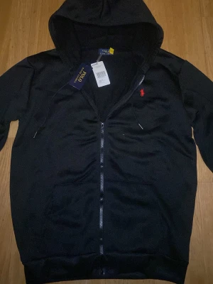 Svart ziphoodie från Ralph Lauren storlek S - Storlek S men passar M