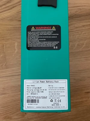 Li-ion Power Batteripack 48V 15Ah - Säljer ett grönt Li-ion Power Batteripack, modell JY4815, med nominell spänning på 48V och kapacitet på 15Ah (720Wh). Utrustad med XT60 och T-kontakter. Perfekt för elcyklar, elscootrar eller andra elektronikprojekt som kräver kraftfullt batteri.                                                                                   26,5cm lång, 10cm bredd och 7cm hög.                      Har haft det i 4 månader