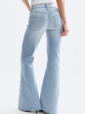 Ljusblå flared jeans - Säljer ett par ljusblå bootcut jeans och klassiska femficksdetaljer. Jeansen har utsvängda ben och är tillverkade i mjuk denim med stretch för extra komfort. Perfekta för en trendig och avslappnad look. Använda 2 gånger.