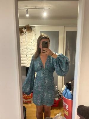 Adoore klänning - Säljer min jättefina grön-blå adoore klänning i storlek 36/S ! Inte använd någon gång och har inga defekter. Skriv gärna för fler bilder!