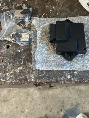 Division ECU (blackbox) ställbar strypning - Ställbar ECU blackbox passar am6 moppar med euro 4 och uppåt                                                                  Läge A = Stryper vid 4000 rpm - Fungerar som ett stöldskydd då mopeden blir så gott som obrukbar i detta läge Läge B= Stryper vid 7000 rpm - Beroende på drevning ger detta oftast en hastighet runt 45-50 km/h Läge C= Stryper vid 8000 rpm - Beroende på drevning ger detta oftast en hastighet runt 45-50 km/h Läge D= Ostrypt (16 000 rpm)     Mer info på twostrokes hemsida. 