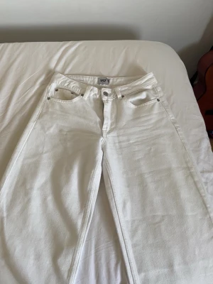 lågmidjade vita jeans - Lågmidjade vida jeans från Lager 157 i modellen optiwide, köper för några dagar sedan men ångrar köpet 🤍 aldrig använda endast testade