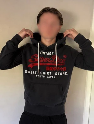 Superdry hoodie herr - Snygg superdry hoodie i hyfsat skick, storlek S, skriv vi fler frågor och funderingar 