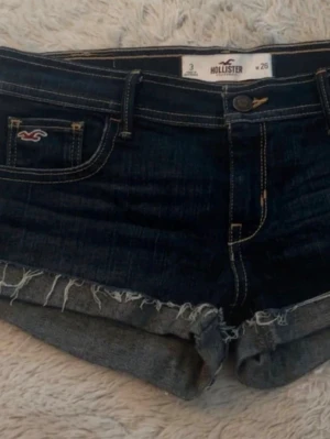 Mörkblå jeansshorts från Hollister - Snygga lågmidjade jeansshorts från Hollister. midjemått 38