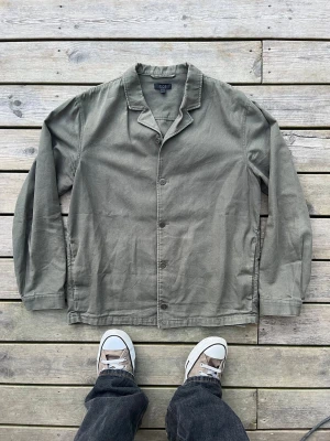 Cos overshirt  - Riktigt chill Cos overshirt. Storlek L. Väldigt fint skick